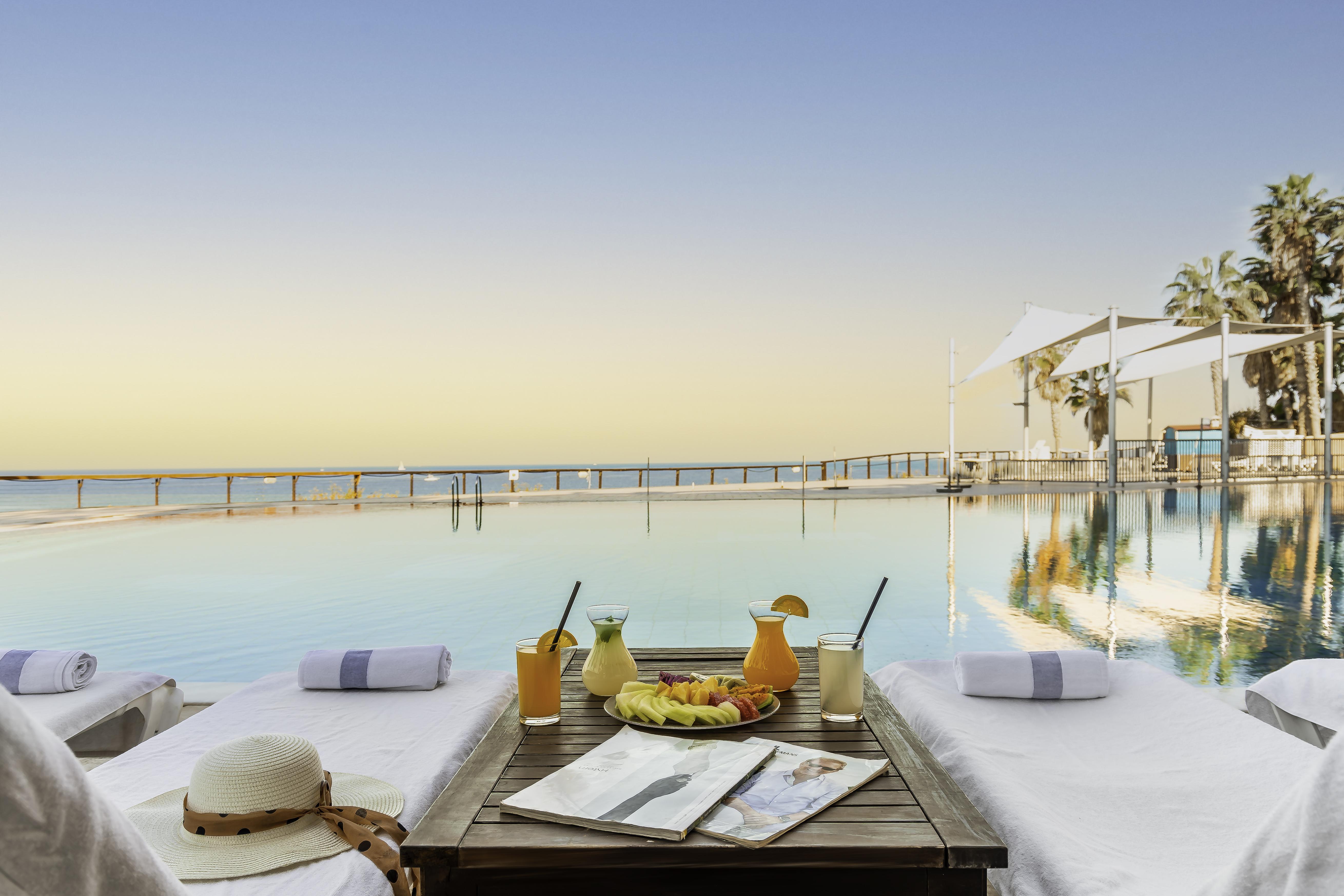 Daniel Herzliya Hotel Exterior foto The pool at the hotel