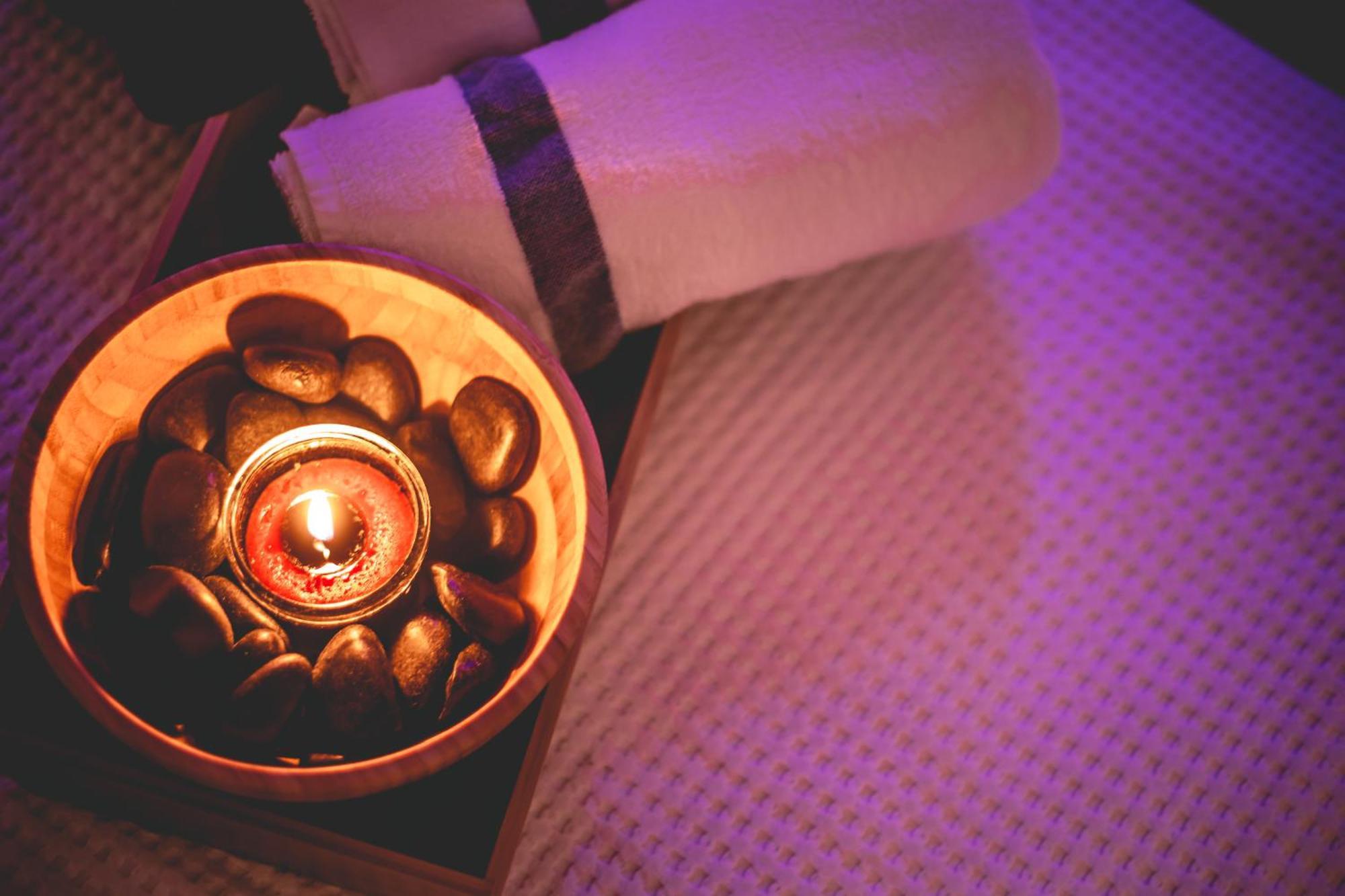 Daniel Herzliya Hotel Exterior foto A candle and stones on a massage table