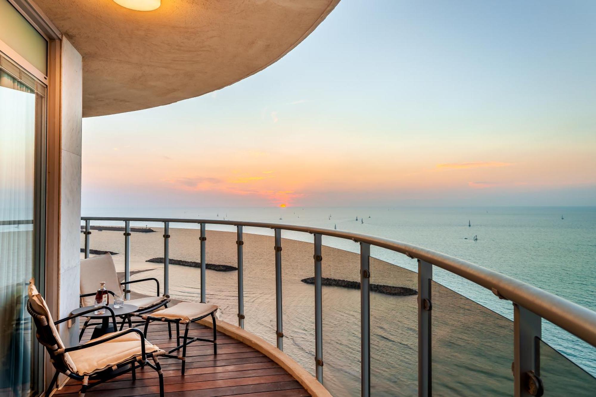Daniel Herzliya Hotel Exterior foto A balcony in a residential building