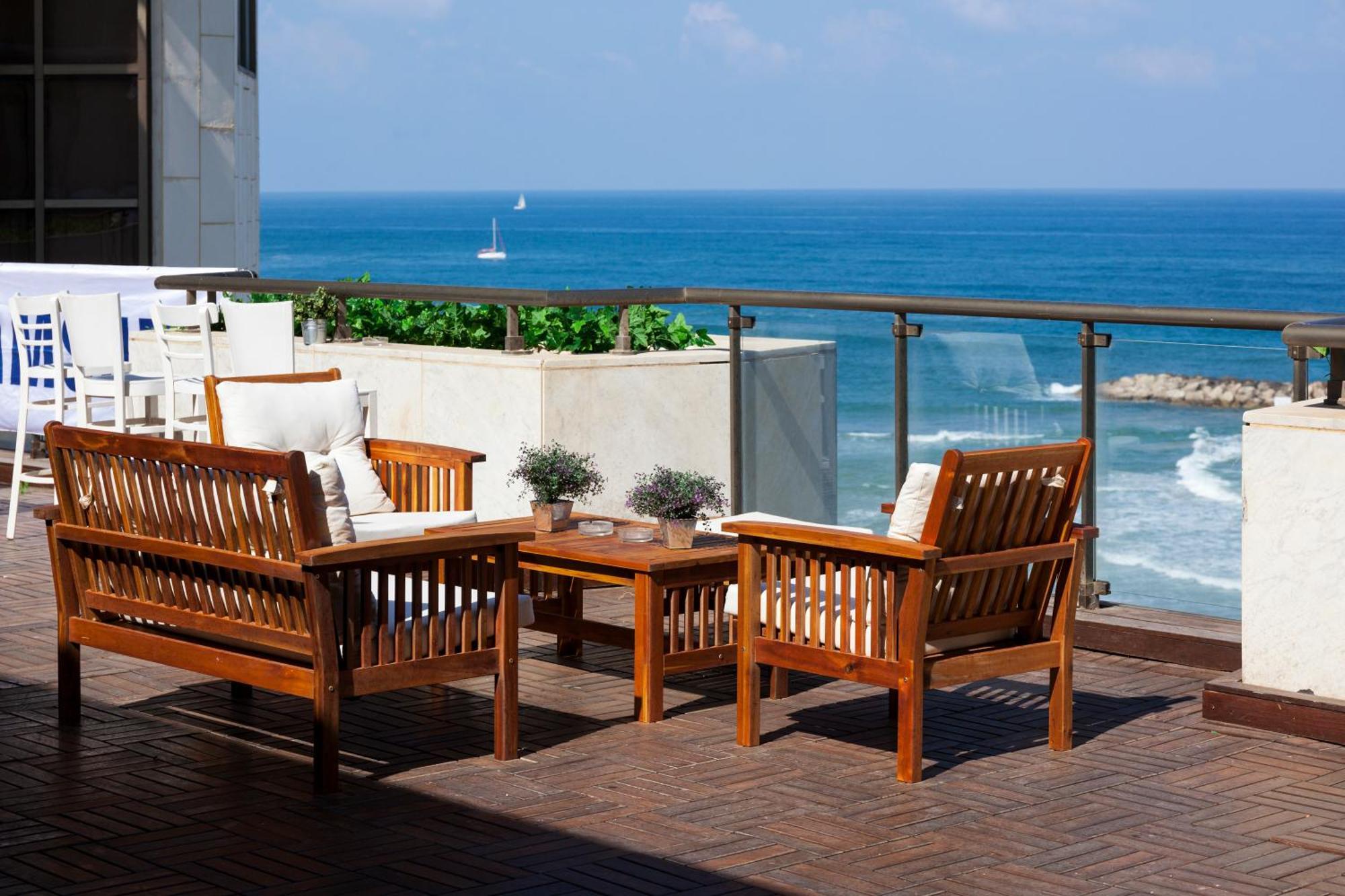 Daniel Herzliya Hotel Exterior foto A balcony