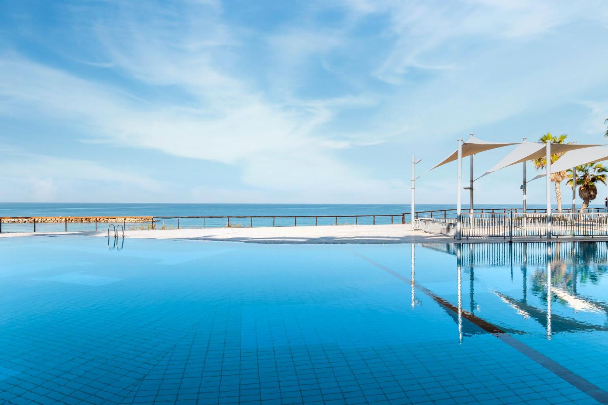 Daniel Herzliya Hotel Exterior foto Infinity pool at the hotel