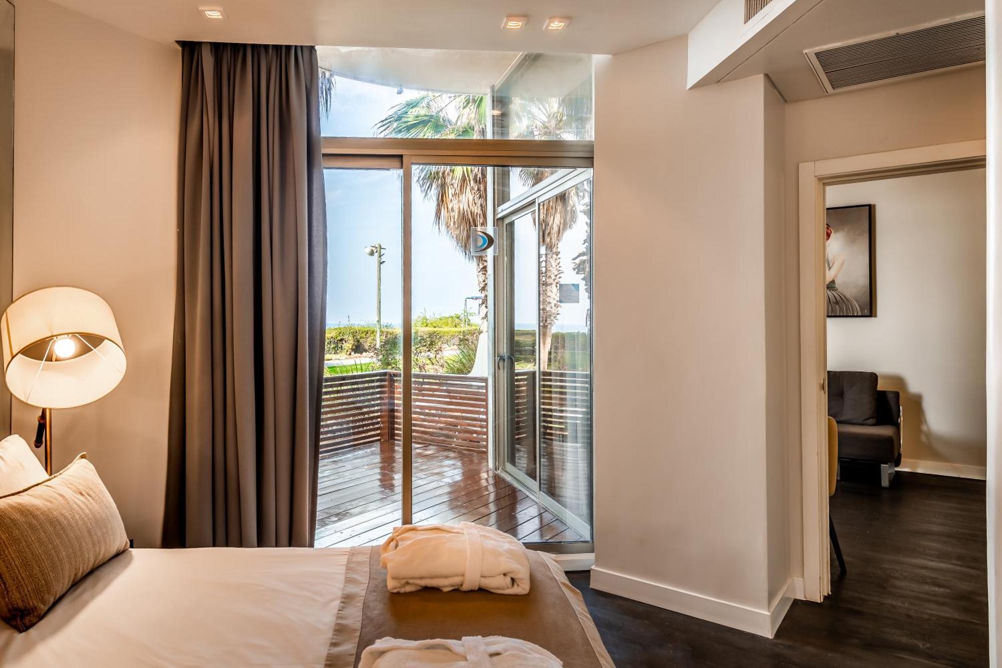 Daniel Herzliya Hotel Exterior foto A room at the hotel