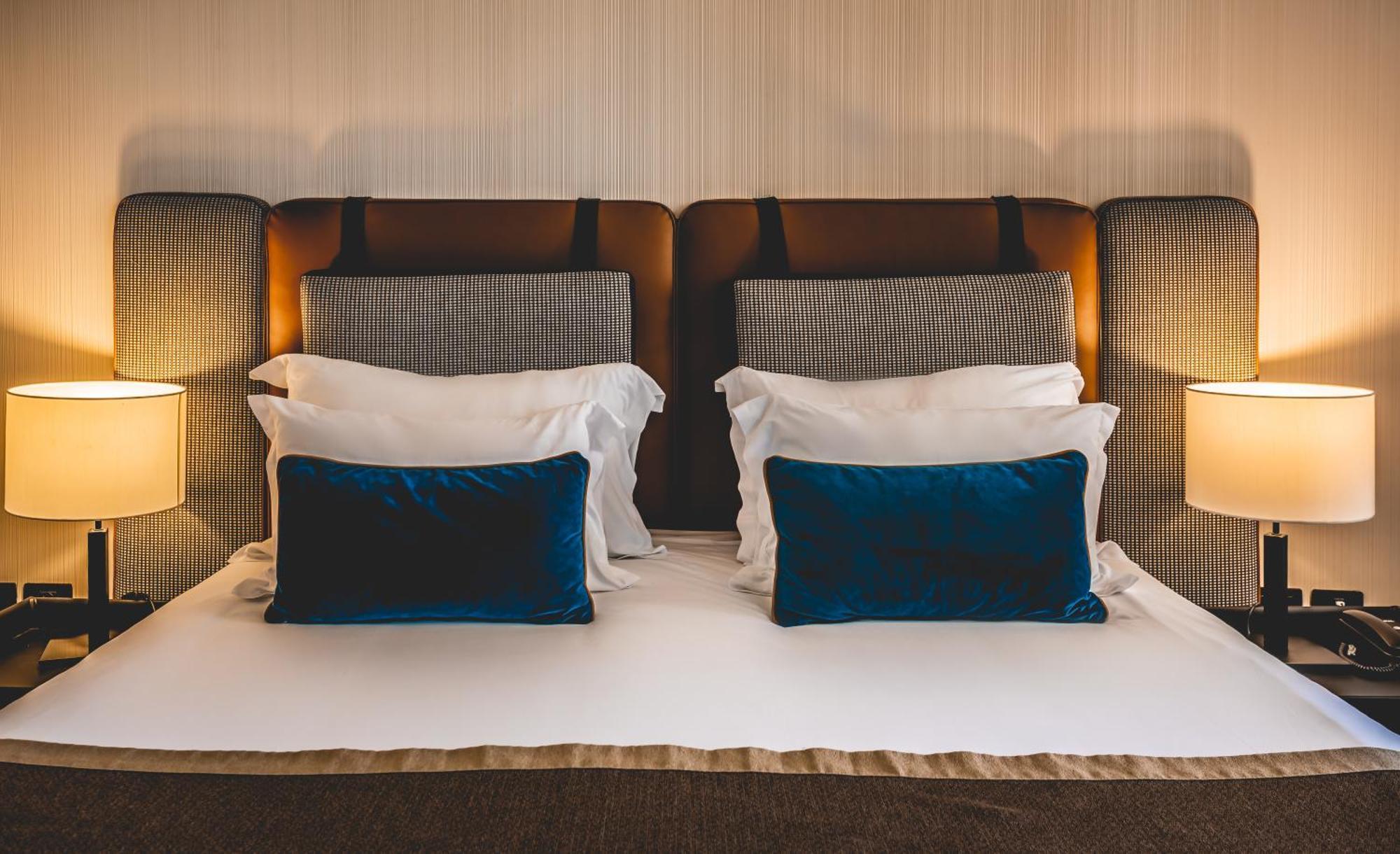 Daniel Herzliya Hotel Exterior foto A bed with two pillows