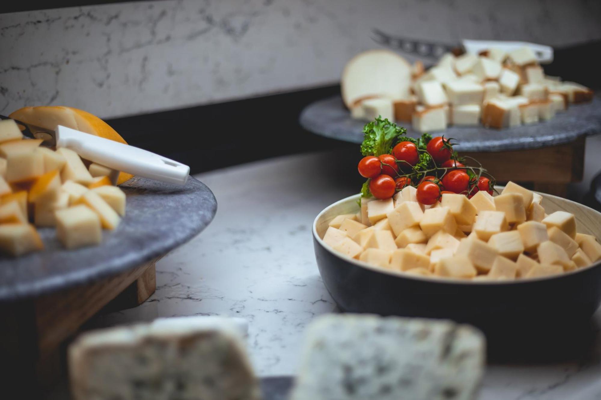 Daniel Herzliya Hotel Exterior foto Cheese at a buffet
