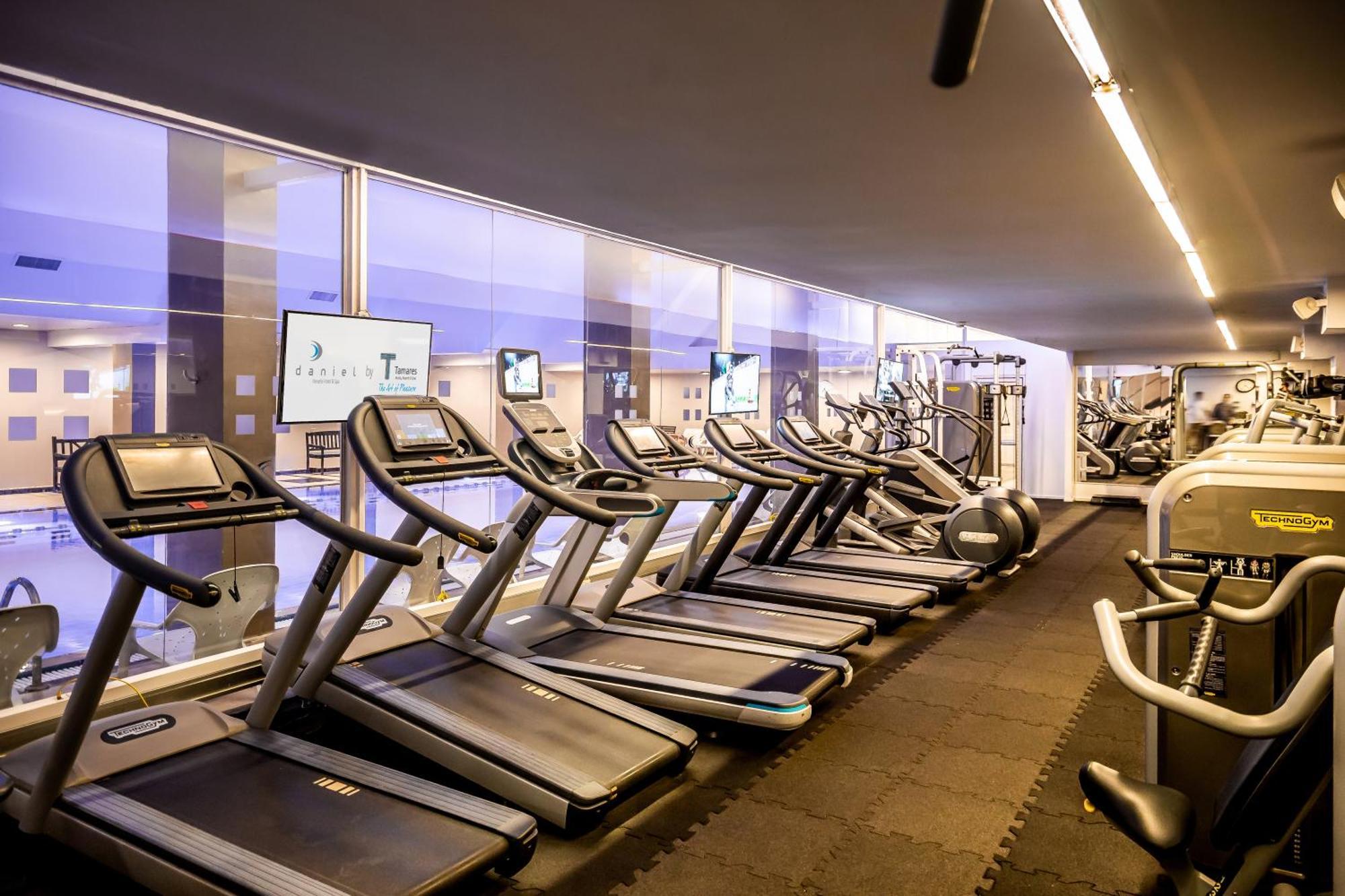 Daniel Herzliya Hotel Exterior foto The gym at the hotel