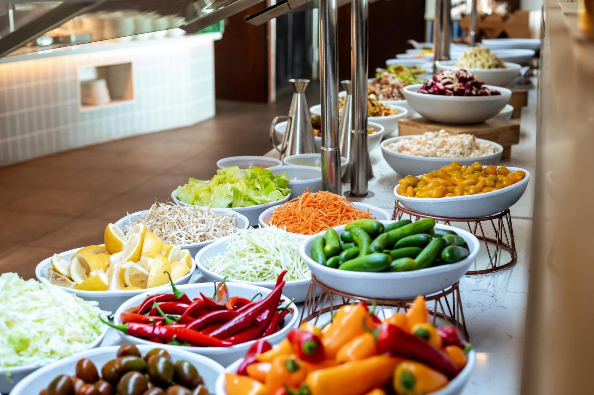 Daniel Herzliya Hotel Exterior foto A salad bar